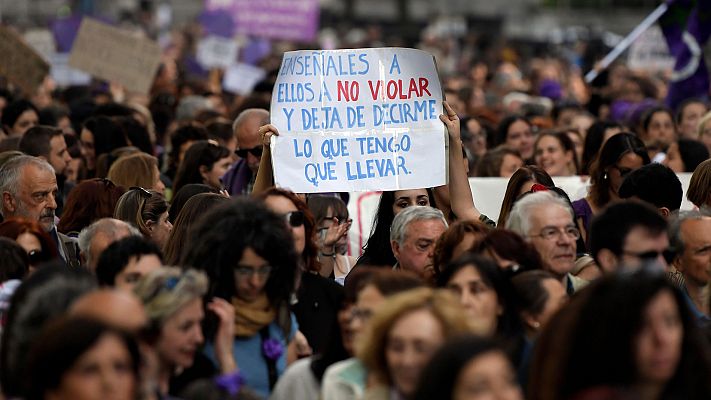 Telediario 1 - Miles de personas vuelven a protestar en las calles de Madrid contra La Manada y la "cultura de la violación"
