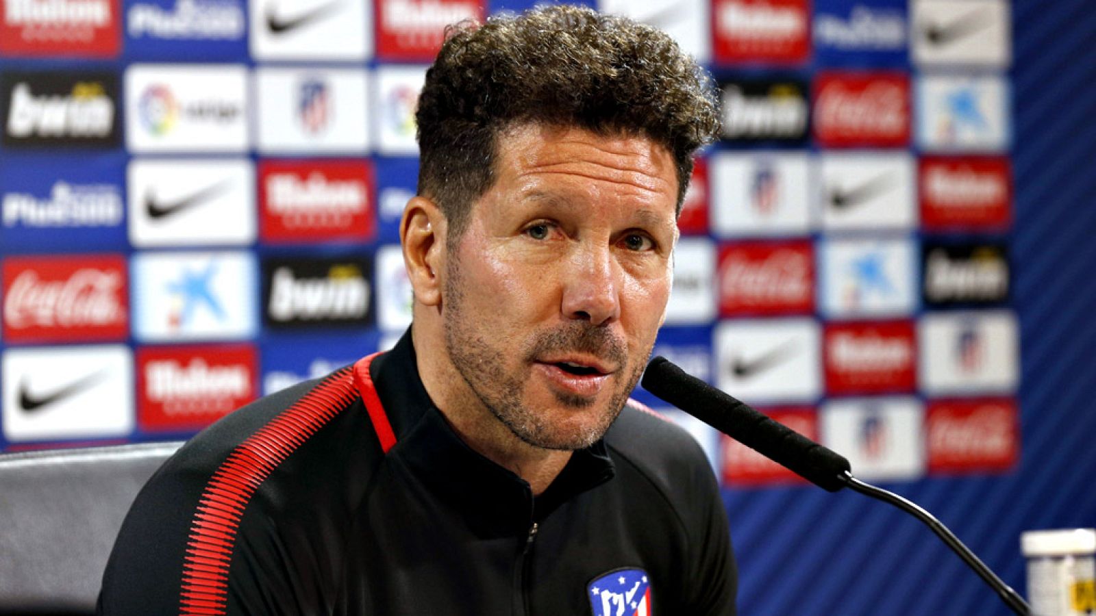 El entrenador del Atlético de Madrid ha asegurado este sábado que se trabaja para que "futbolistas importantes se queden" en el equipo la próxima campaña para que el club "siga creciendo".