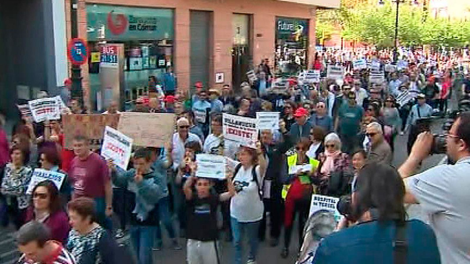 Miles de personas reclaman inversiones y medidas contra la despoblación bajo el lema 'Salvemos Teruel'