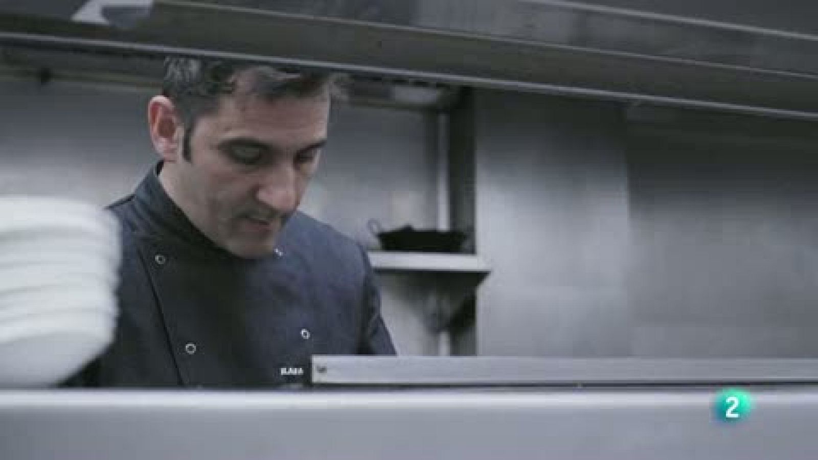 La nutricionista Magda Carlas y Rafa Martínez, chef del Restaurante Can Xurrades, realizan una receta con alimentos antiinflamatorios para ayudar a paliar el dolor.