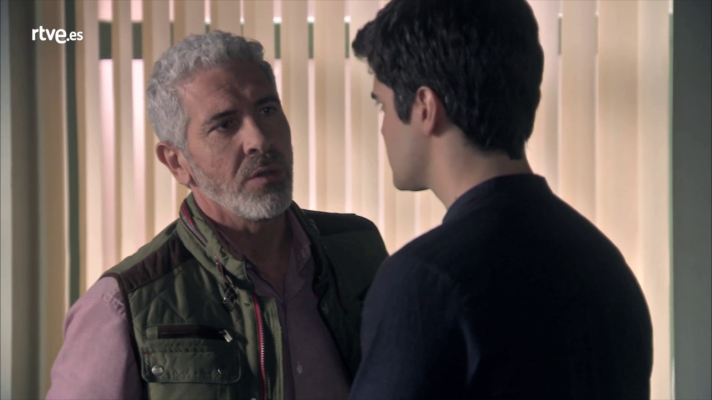 Servir y proteger - Jairo entrega un arma a Julio