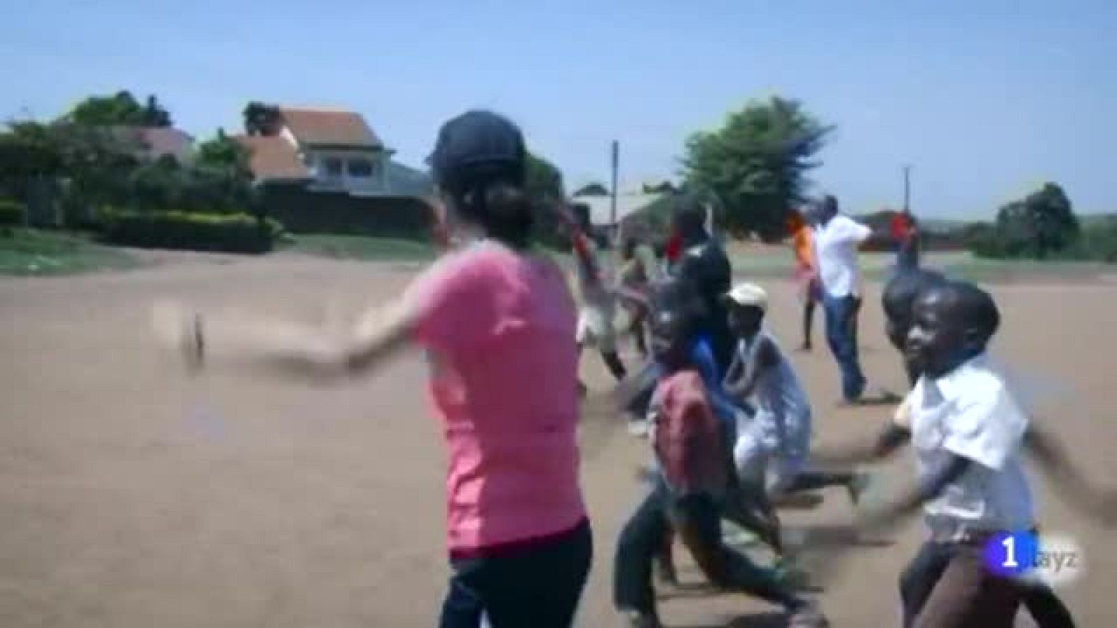 Patricia Campos y su ONG "Goals for freedom" llevan tres años en Uganda dando clases de español, primeros auxilios y jugando al fútbol con 150 niñas, niños y mujeres con SIDA.