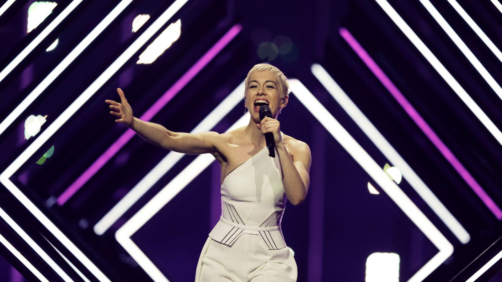 Eurovisión - Primer minuto de la actuación de Reino Unido: Surie, "Storm"