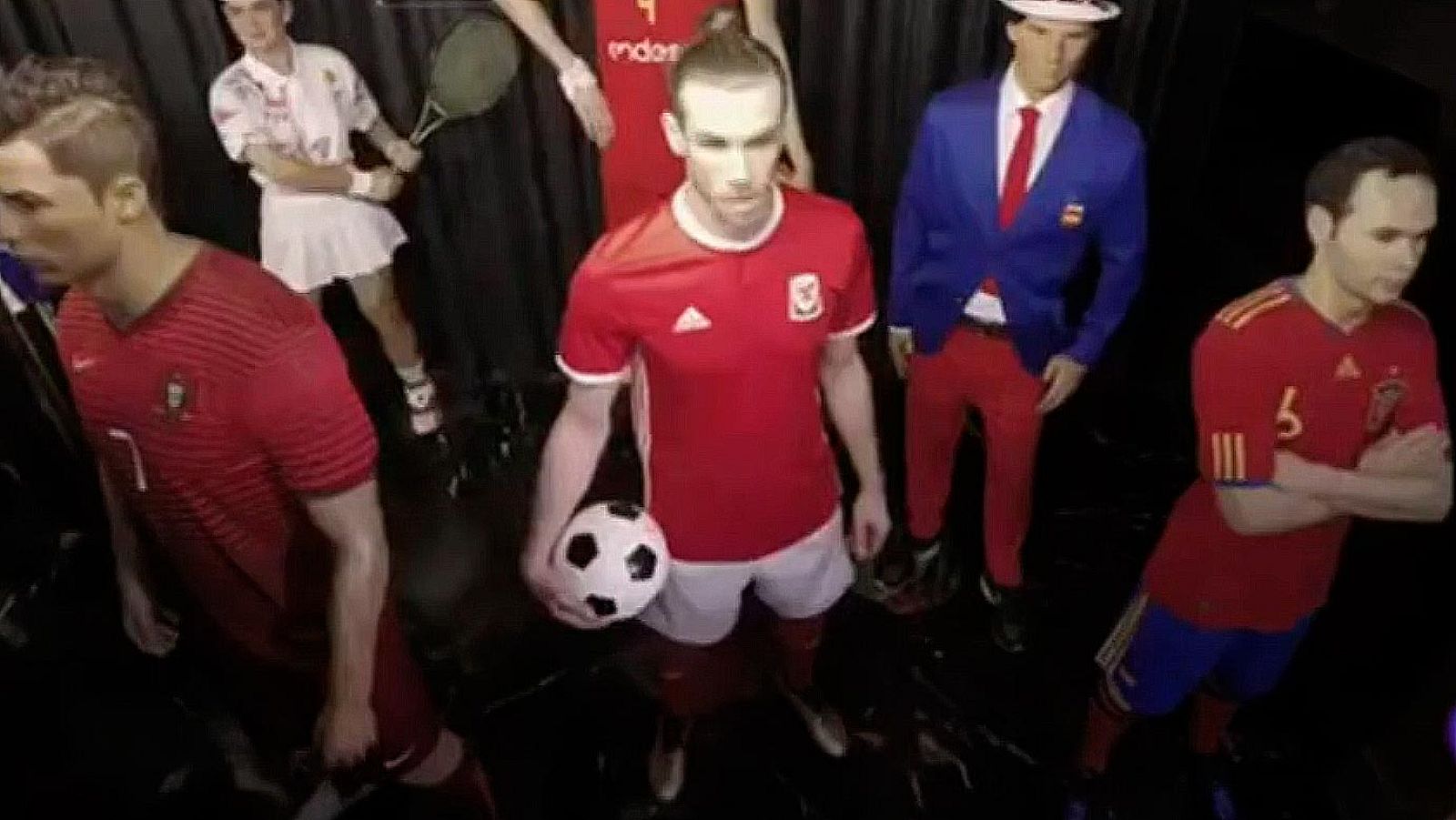 Las bromas de Bale en el Museo de Cera | Ver