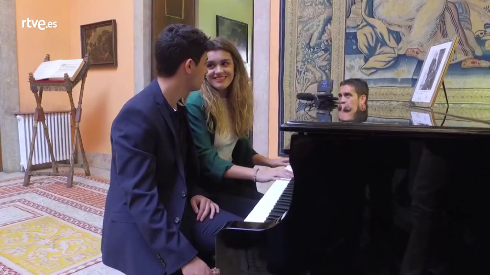Eurovisión 2018: Amaia y Alfred interpretan "City of stars" durante su visita a la embajada española