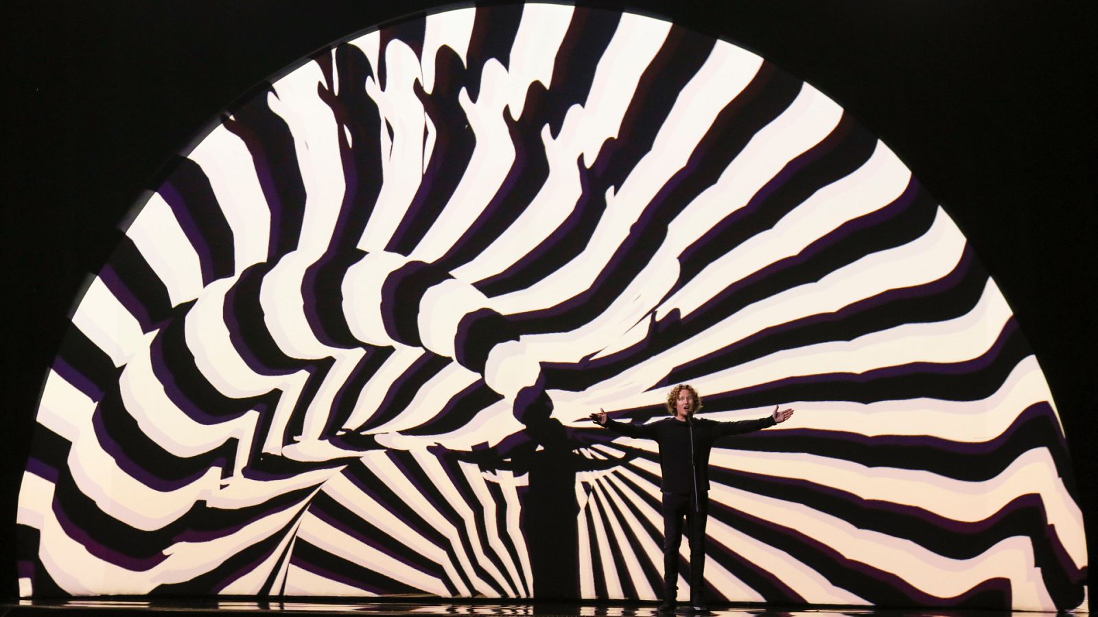 Eurovisión - Primer minuto de la actuación de Alemania: Michael Schulte, "You Let Me Walk Alone"