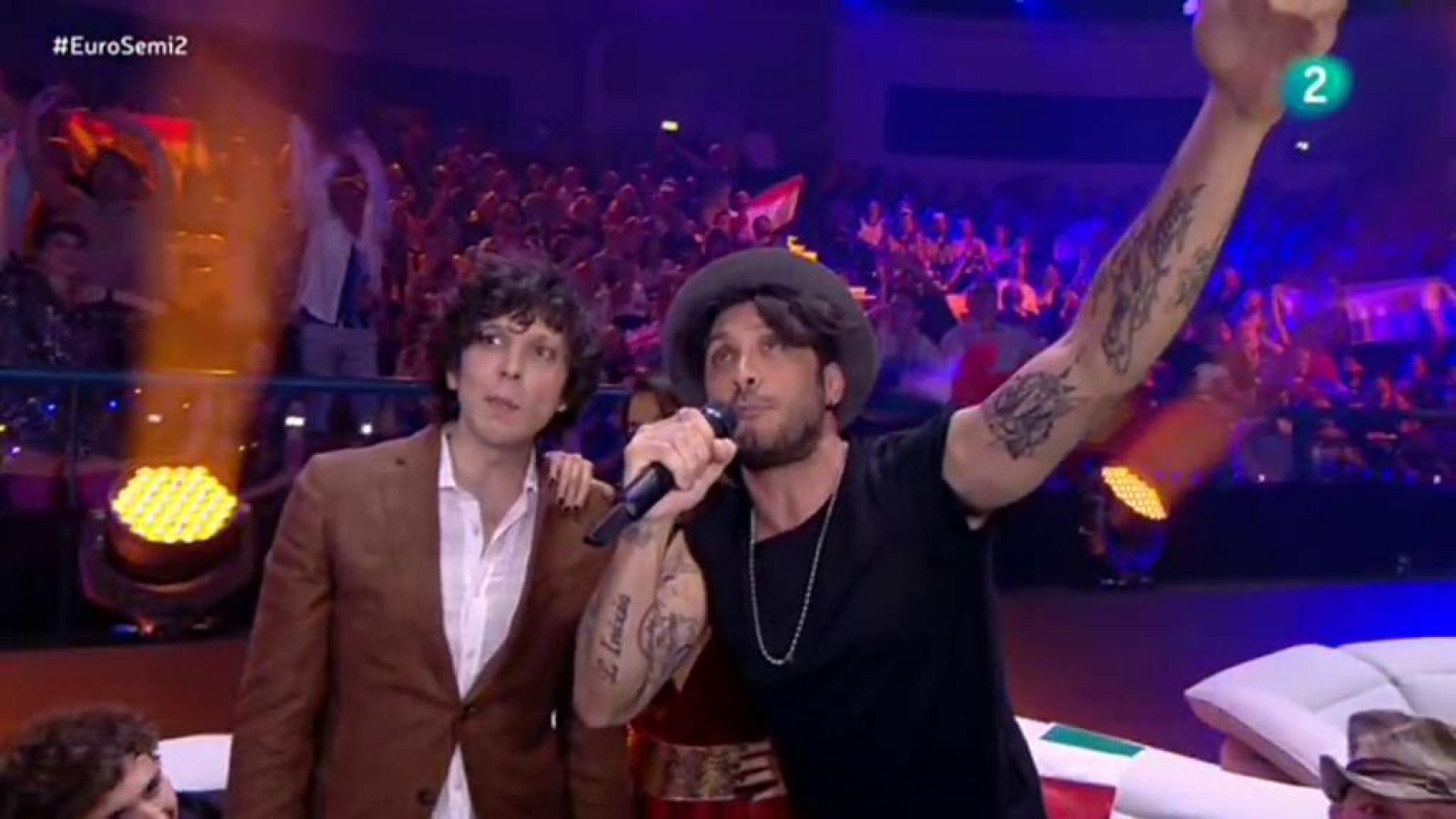 Eurovisión - Ermal y Fabrizio, de Italia, cantan "Nel blu dipinto di blu"