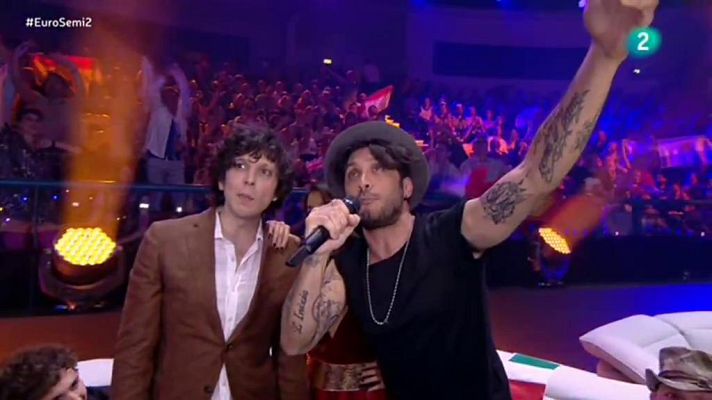 Eurovisión - Ermal y Fabrizio, de Italia, cantan "Nel blu dipinto di blu"