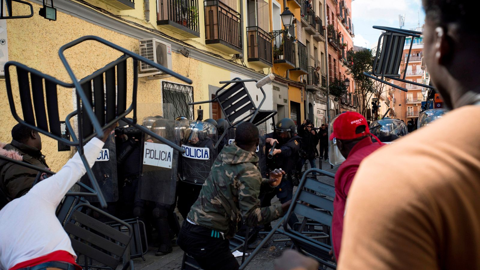 Detenidas cuatro personas en Lavapiés por los daños en los disturbios tras la muerte de un mantero