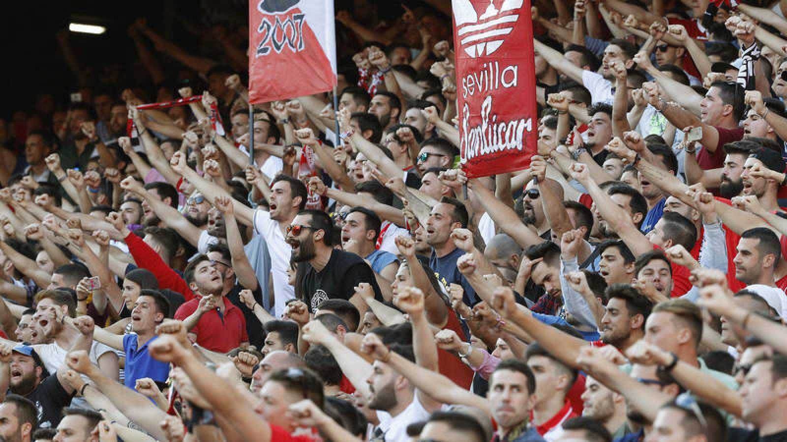 Detenidos nueve ultras del Sevilla por agredir a un joven junto al campo del Betis | Ver