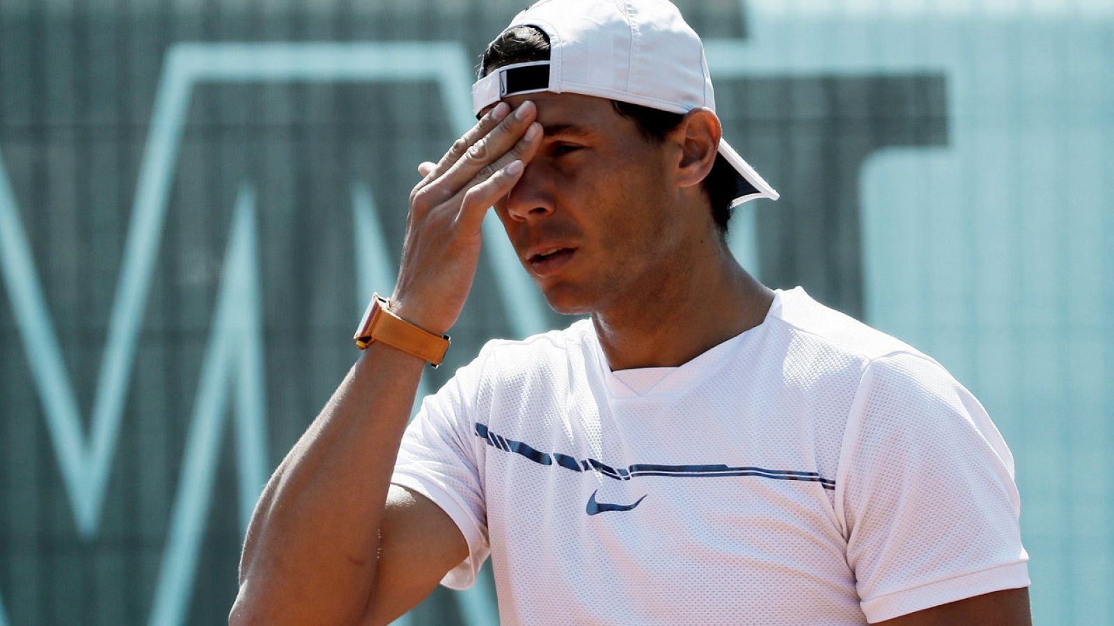 Nadal golpea con la izquierda y firma autógrafos con la derecha | Ver