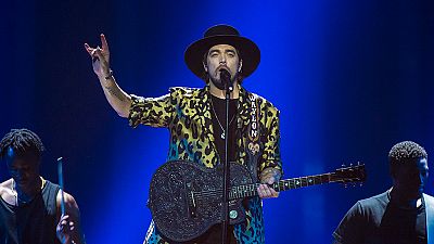 Pa�ses Bajos: Waylon canta "Outlaw in 'em'"