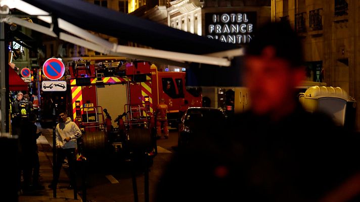 Informativo 24h - Un hombre armado con un cuchillo mata a una persona y hiere a cuatro en París en un presunto ataque terrorista