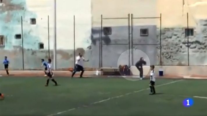 Telediario 1 - Un entrenador de niños pide perdón tras hacer un corte de mangas a sus rivales