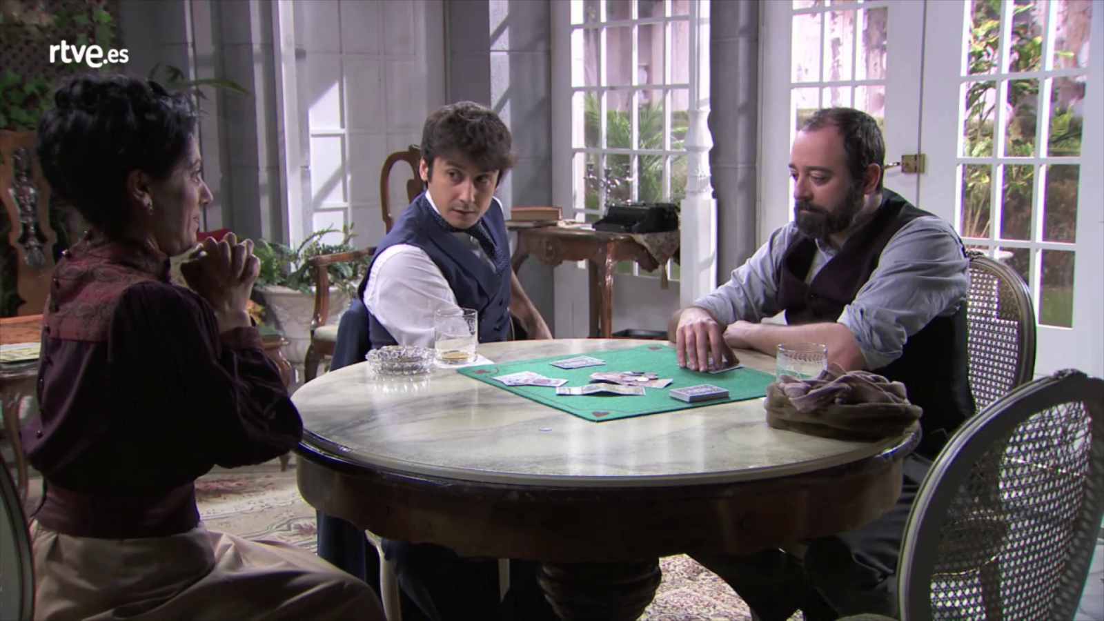 Acacias 38 - Rosina "gana" a Jacinto a los naipes