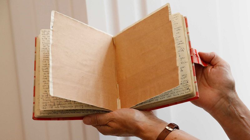 Desvelado el contenido de dos páginas inéditas del diario de Anna Frank | Ver