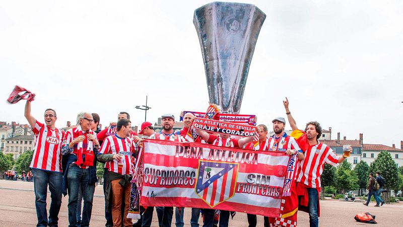 Los aficionados del Atlético han viajado a Lyon por tierra y aire. Todos con la ilusión de traerse de Lyon una nueva Europa League.