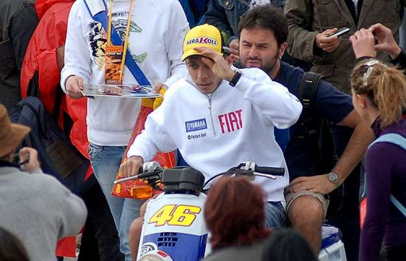 Los aficionados congregados en Jerez han querido estar muy cerca de sus ídolos. Su marcaje ha resultado muchas veces agobiante.