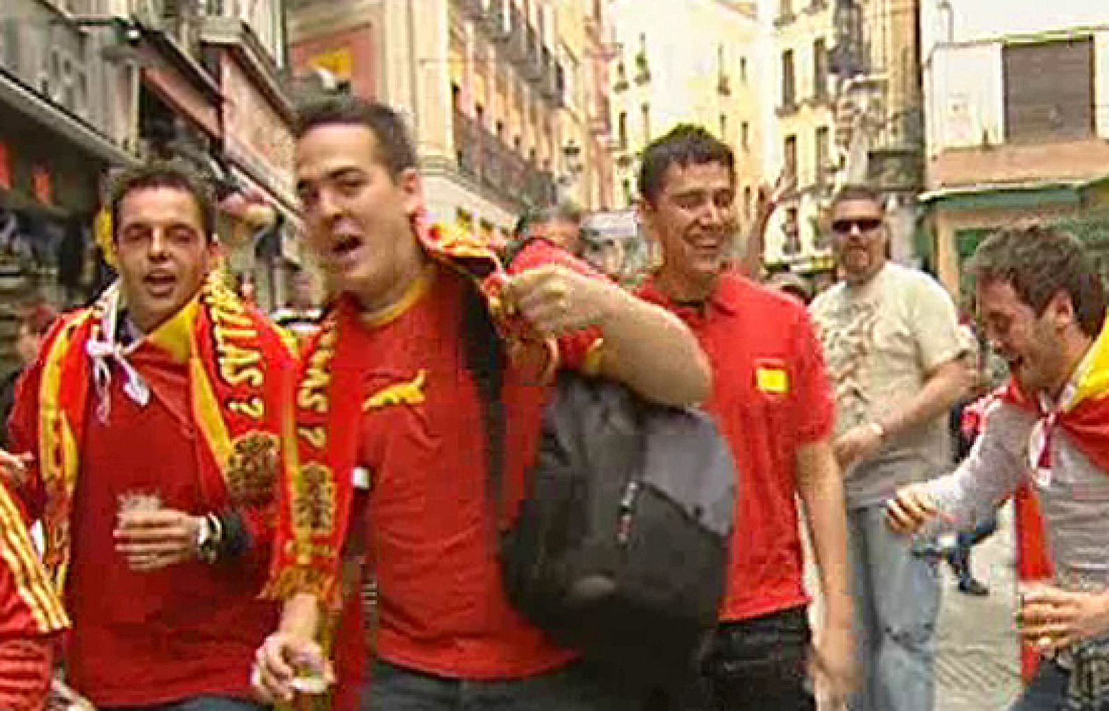 Aficionados españoles y turcos agotan las horas previas al partido en los aledaños del Bernabeu y en las zonas más centricas de la capital como la Plaza Mayor.