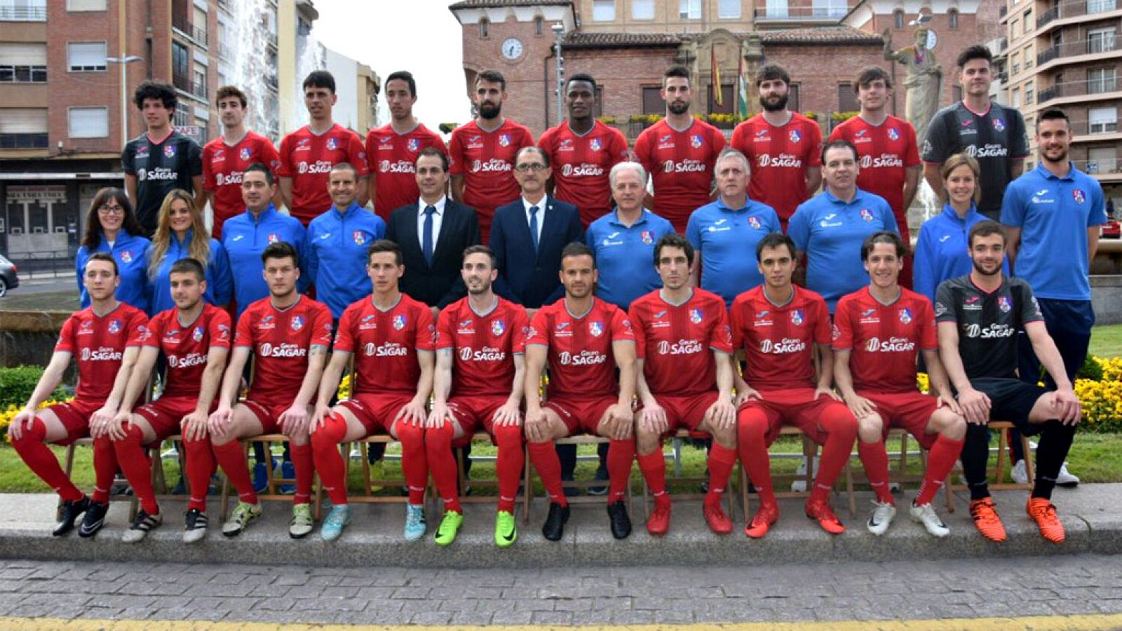 Después de que el FC Barcelona perdiese el pasado domingo con el Levante en el futbol español solo hay un equipo que sigue sin perder un partido. Es el Calahorra, del grupo riojano de la Tercera División.