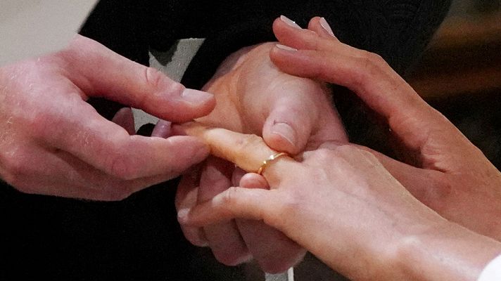  - El intercambio de anillos entre Harry y Meghan y la bendición del sacerdote