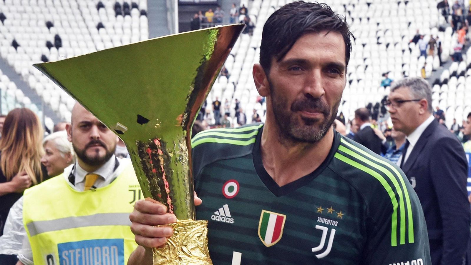 Buffon se despide de la Juventus celebrando el 'scudetto' | Ver