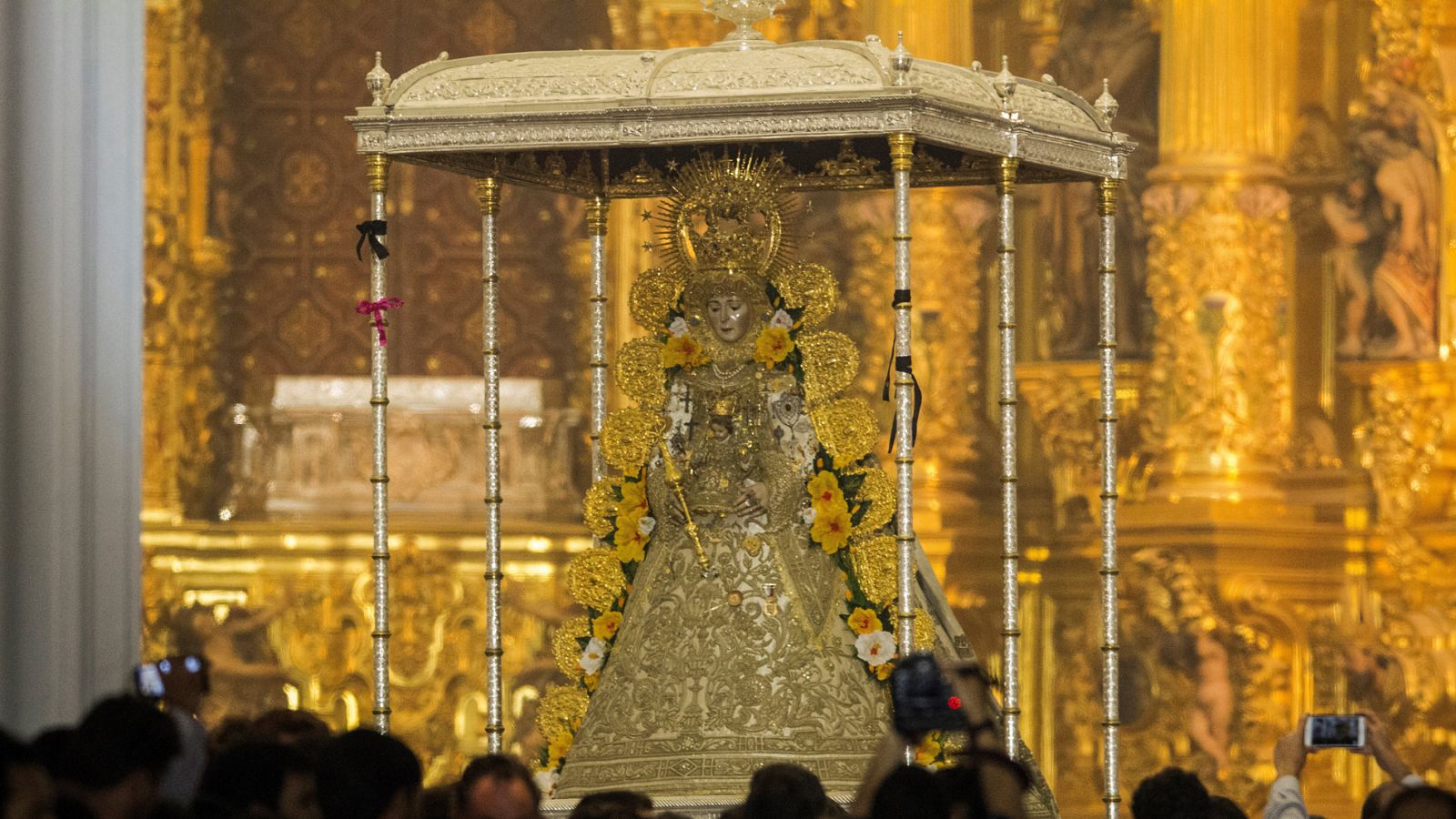 La Virgen del Rocío sale de madrugada de su ermita tras un salto de la reja adelantado