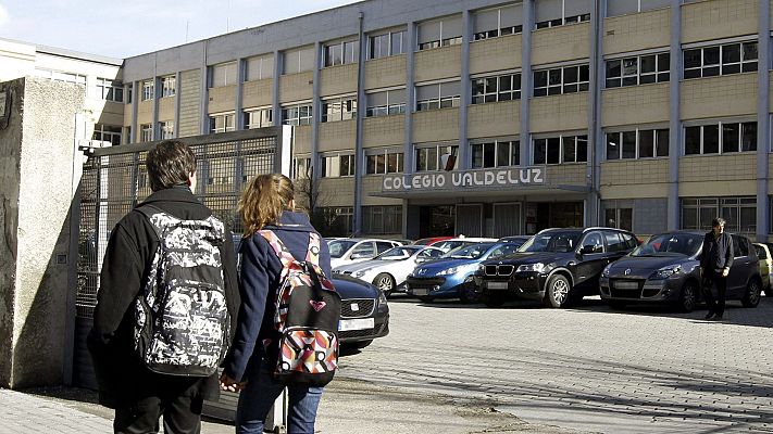 Telediario 1 - El exprofesor del colegio Valdeluz niega los abusos, pero dos de las alumnas relatan los tocamientos ante el juez