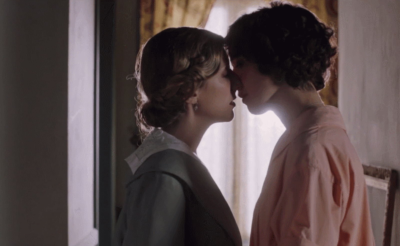 La otra mirada - Ángela besa a Paula