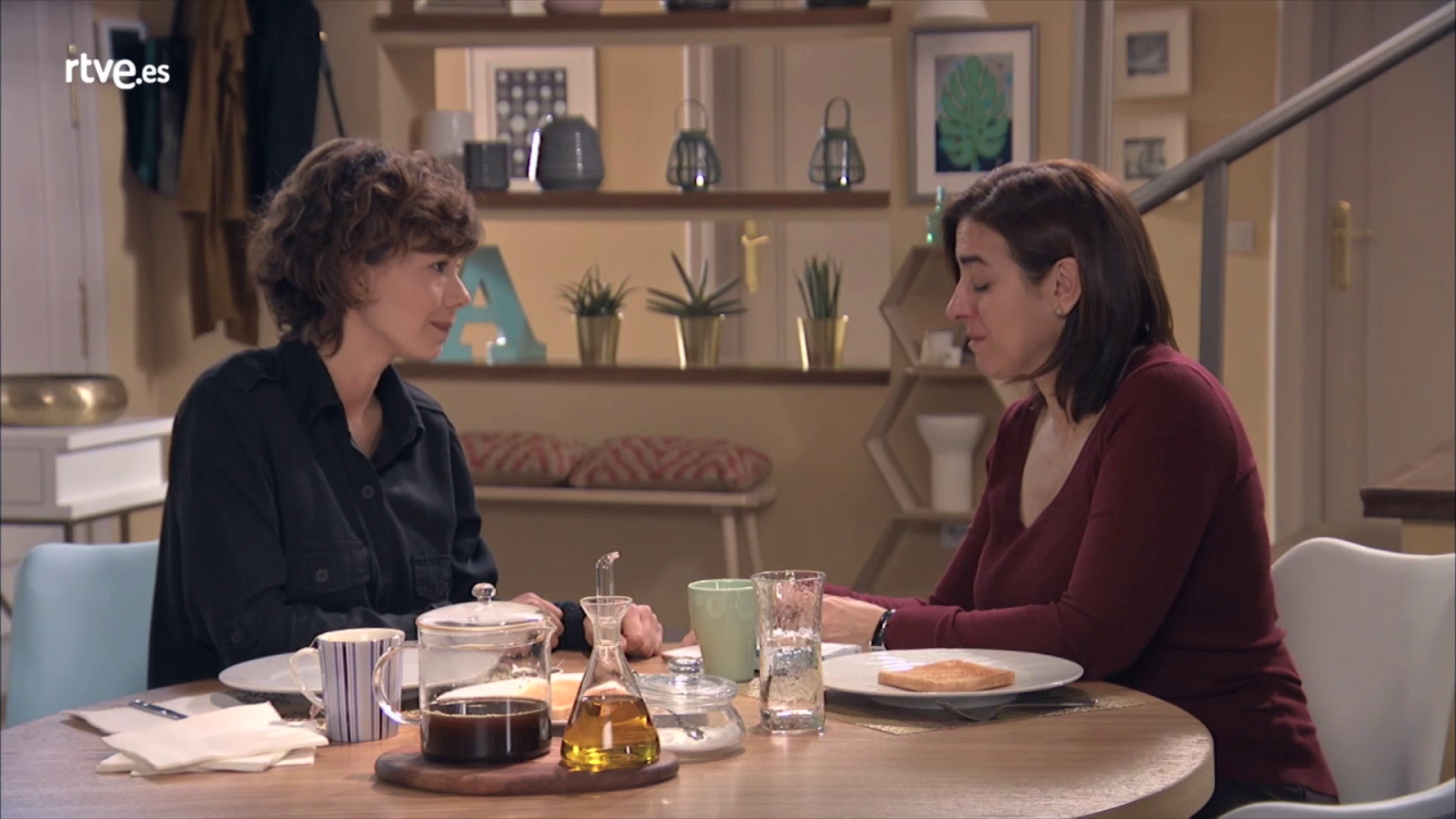 Servir y proteger - Alicia apoya a Felisa