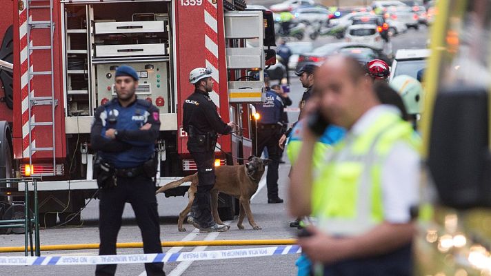 Telediario 1 - Continúa la búsqueda de dos personas sepultadas por un edificio en Madrid