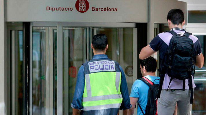Telediario 1 - La Policía detiene a 29 personas en Cataluña por el desvío de fondos de cooperación