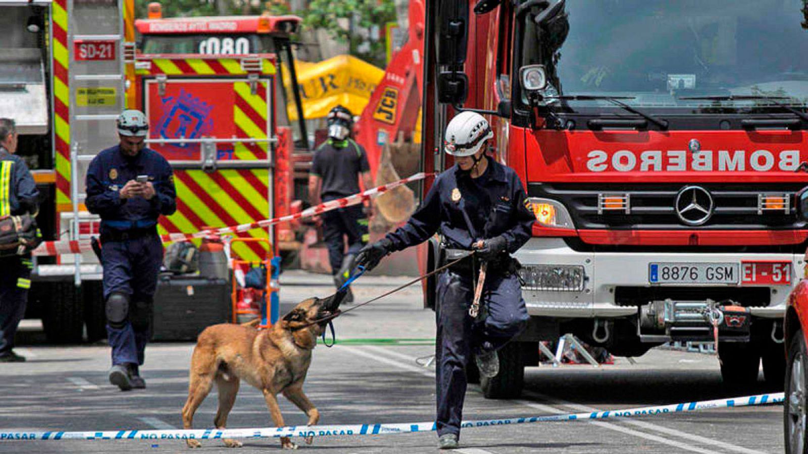 Los bomberos trabajan con menos riesgo en la búsqueda de los desaparecidos en el derrumbe en Madrid
