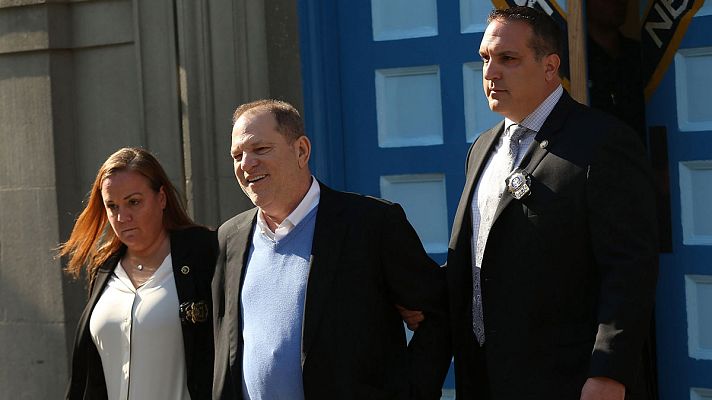 Telediario 1 - Detenido el productor Harvey Weinstein acusado de violación y abuso sexual