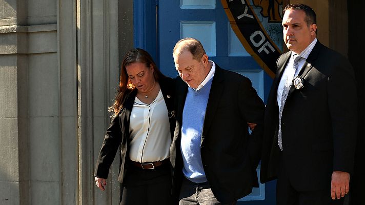 Telediario 1 - Weinstein se entrega por dos casos de abuso sexual y queda en libertad bajo fianza