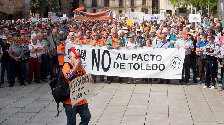 Telediario 1 - Miles de personas se masegún la Guardia Urbana, han vuelto a salir hoy a las calles de Barcelona convocadas por Marea Pensionista y la Federación de Asociaciones de Vecinos de Barcelona (FAVB) para rechazar la subida de las pensiones de los presupues