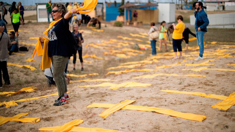 Independentistas sortean la prohibición de colocar cruces amarillas de madera en la playa de Mataró con bufandas