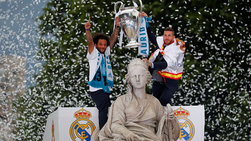Los jugadores del Real Madrid han celebrado la consecución de la 13ª Champions de su equipo en la estatua de Cibeles, tradicional lugar de festejo de los triunfos merengues.