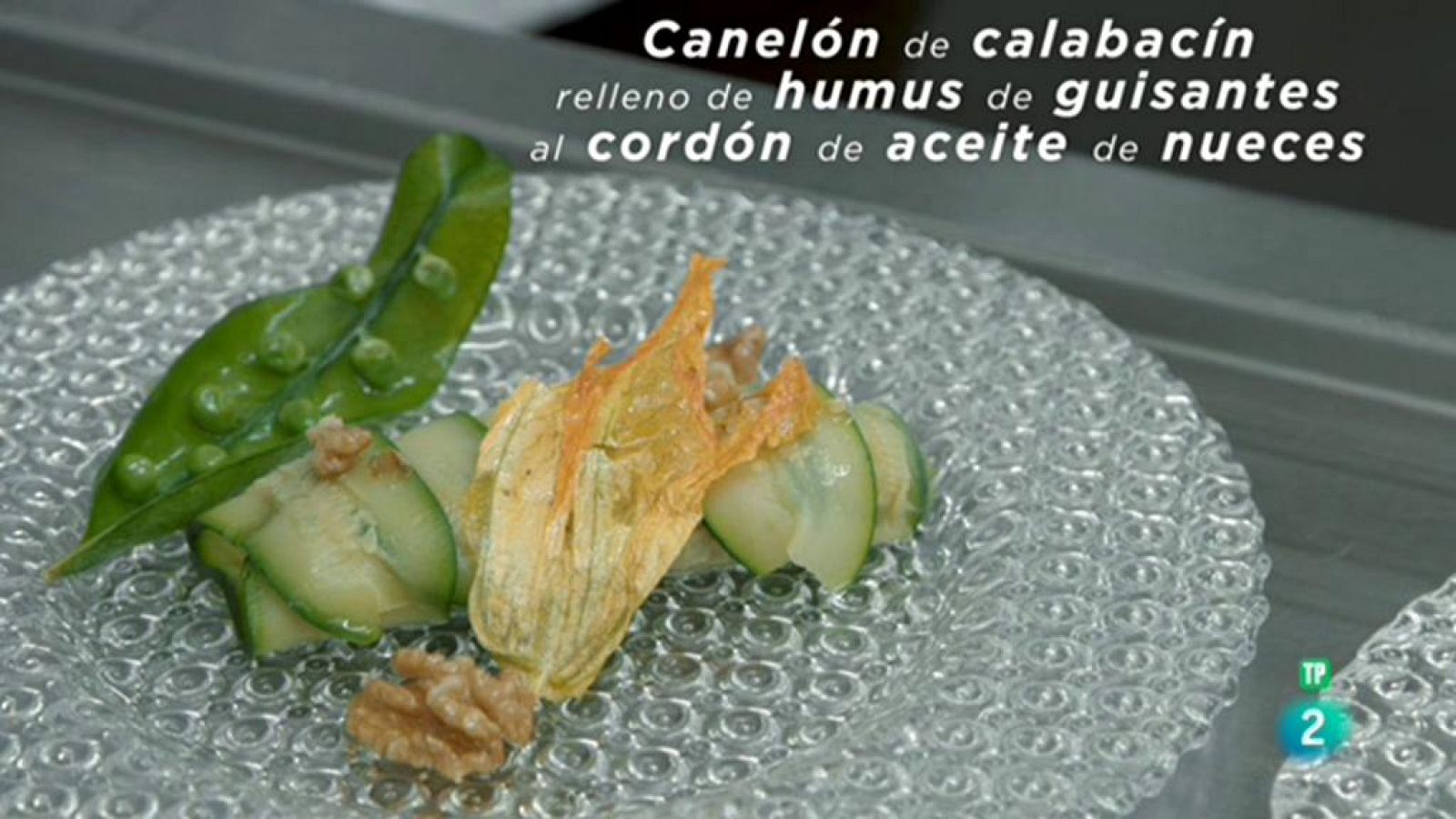 La ciencia de la salud - Canelón de calabacín relleno de humus de guisantes al cordón de aceite de nueces