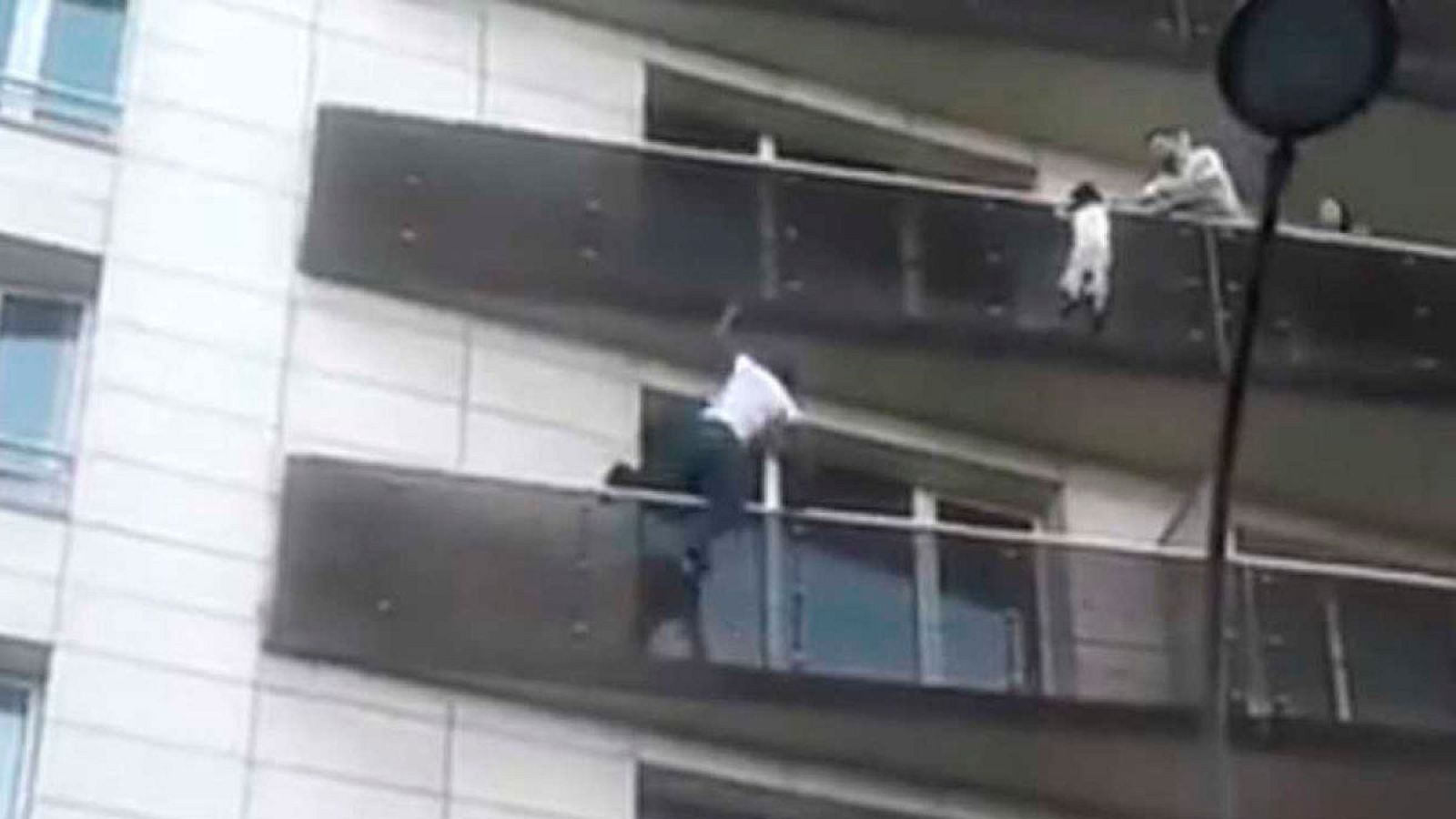 Francia reconoce la heroicidad de un inmigrante indocumentado que escaló un edificio para salvar a un niño