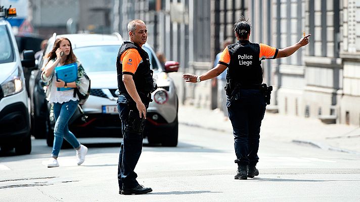 Informativo 24h - Un hombre mata a tiros a dos policías y a un pasajero de un coche en Lieja