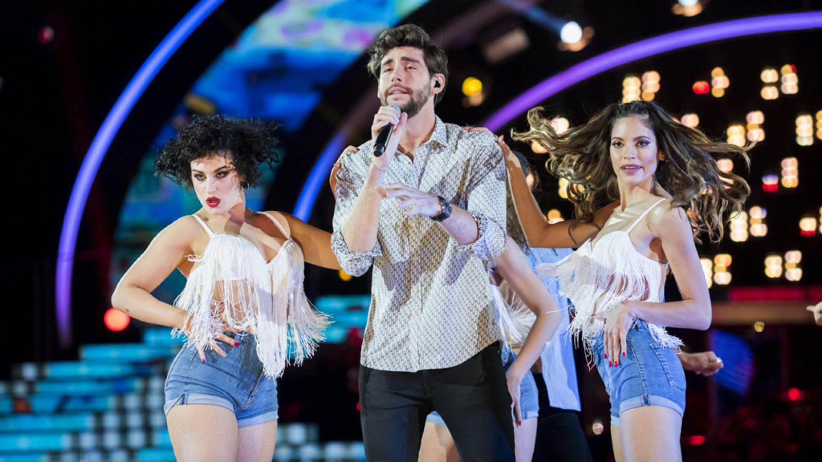 Bailando con las estrellas - Álvaro Soler canta 'La cintura'