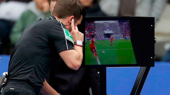 Telediario 1 - El VAR se implantará en la Liga pero defiende que "el árbitro es solo uno"