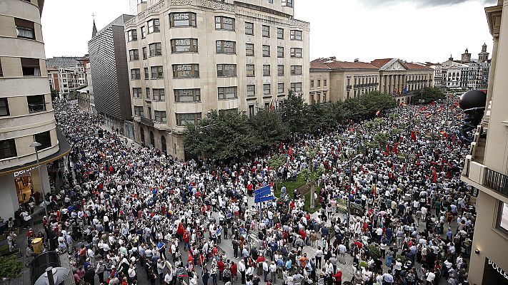 Informativo 24h - Miles de personas se manifiestan en Pamplona contra la "imposición" del euskera