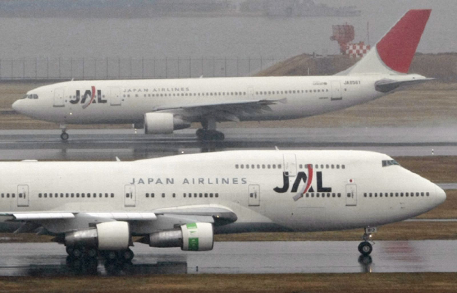 Reporteros del telediario - Las inspecciones de los aviones y las revisiones médicas a las tripulaciones son la clave de la seguridad aérea - Reporteros del Telediario | Ver