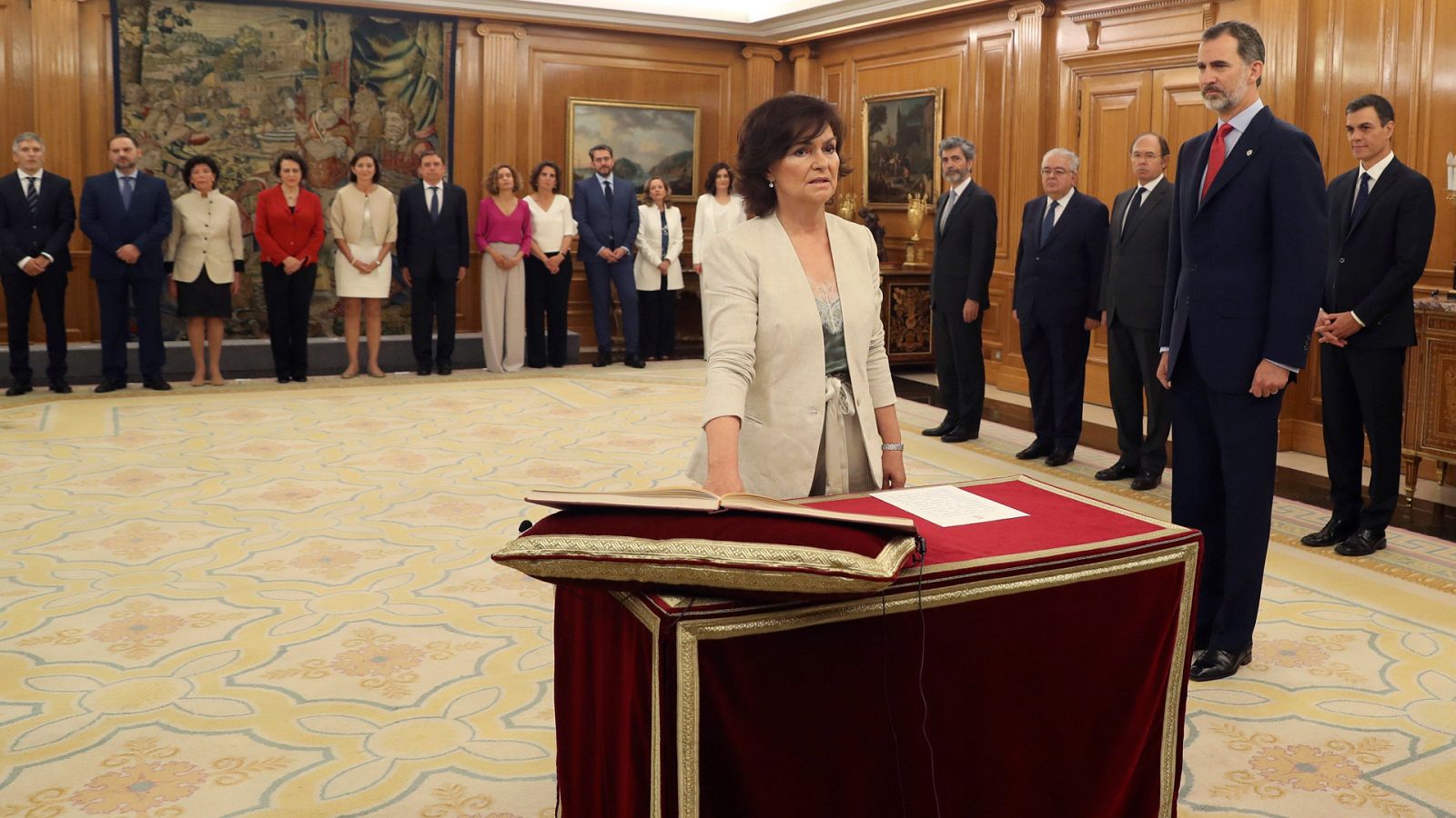 Carmen Calvo da ejemplo a sus compañeras prometiendo su puesto en el "Consejo de Ministras y Ministros"