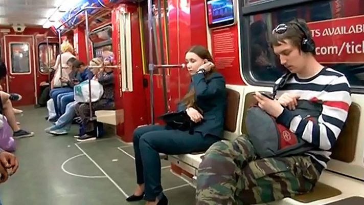 Telediario 1 - El metro de Moscú se viste de Mundial