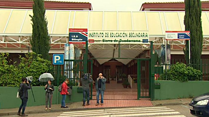 Telediario 1 - Investigan el hallazgo de cámaras ocultas en los baños de un instituto de Madrid