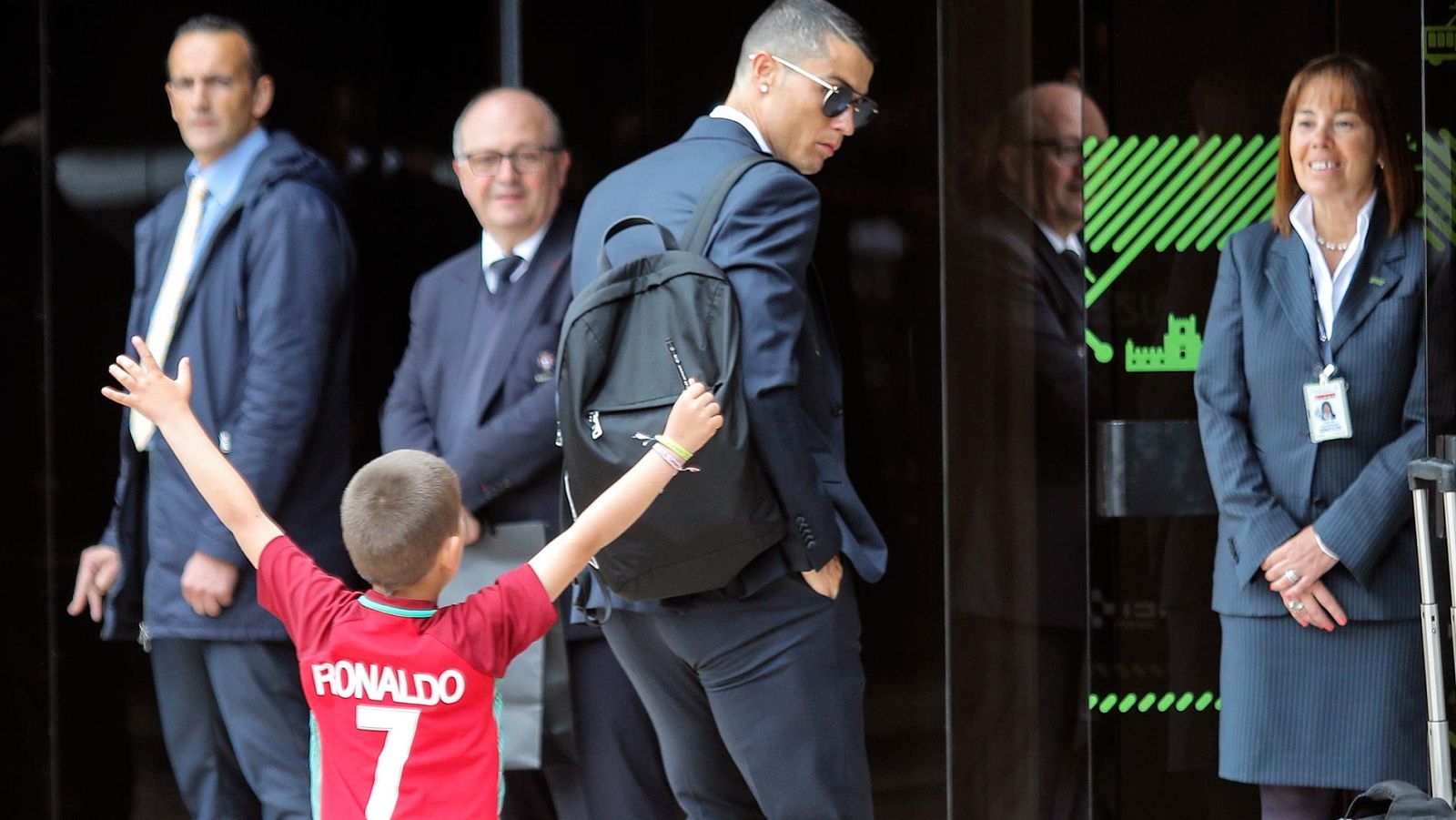 Mundial 2018. Cristiano, no sin mi autógrafo | Ver