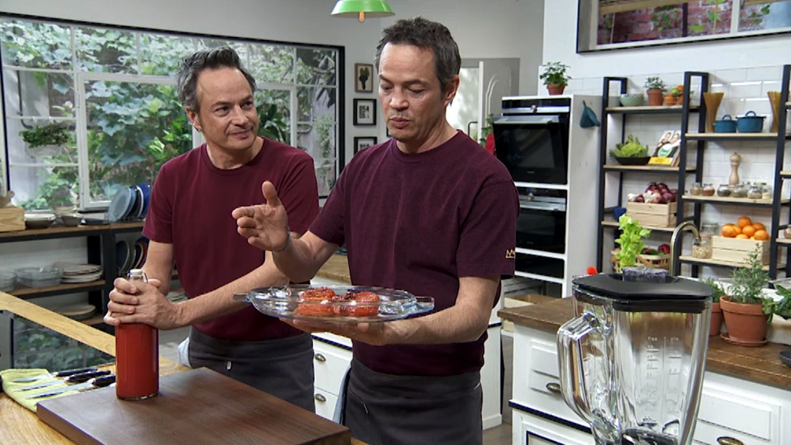 Torres en la cocina - Sopa fría de tomate y guiso de conejo - ver ahora